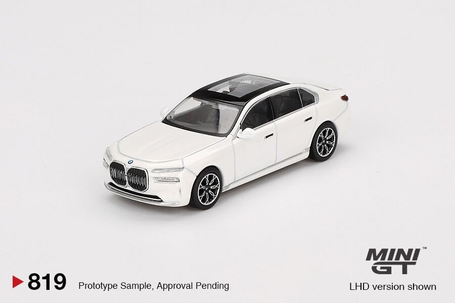 819 - BMW i7 xDrive60 Mineral White