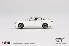 819 - BMW i7 xDrive60 Mineral White